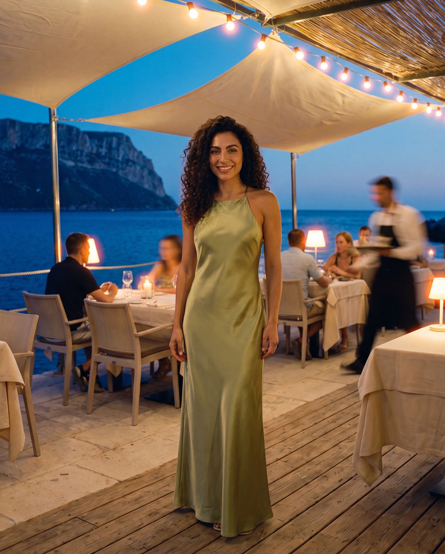 Robe Riva en satin anis, de face